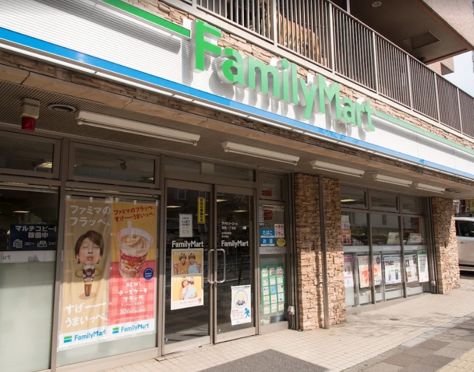 コンビニ　ファミリーマート高輪一丁目店（コンビニ）まで325m