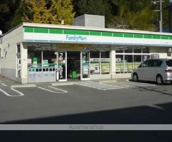 コンビニ　ファミリーマート（コンビニ）まで450m