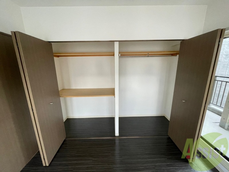 収納　クローゼットを開けてみました。奥行きがありますね。