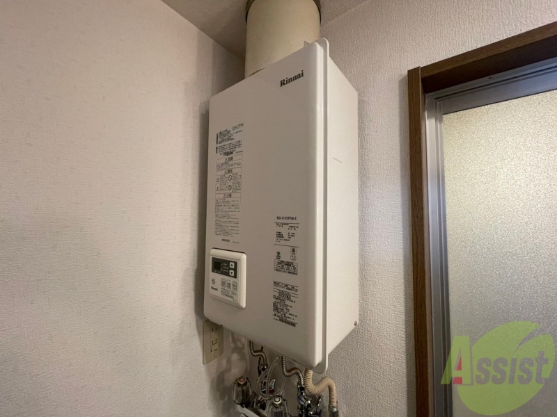 その他設備　給湯器はシンプルな作りで簡単に操作できそうです。