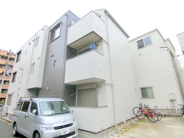 建物外観　2019年12月築　軽量鉄骨造地上3階建て総戸数5戸光インタ