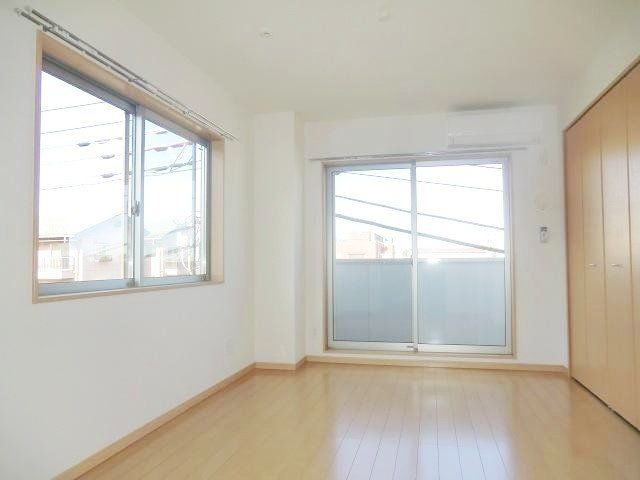 居室・リビング　角部屋2面採光です