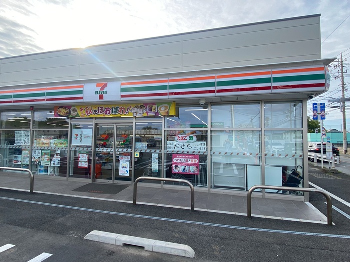 コンビニ　セブンイレブン（コンビニ）まで179m