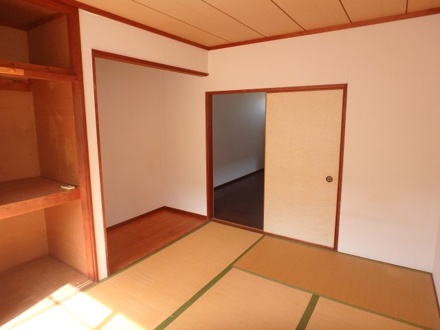 伊豆急行 伊豆急下田駅 バス乗車時間：9分 最寄りバス停で下車 徒歩10分 2階建 築39年の居間写真