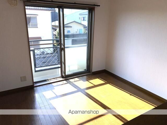 ハイツ湘南の居間写真