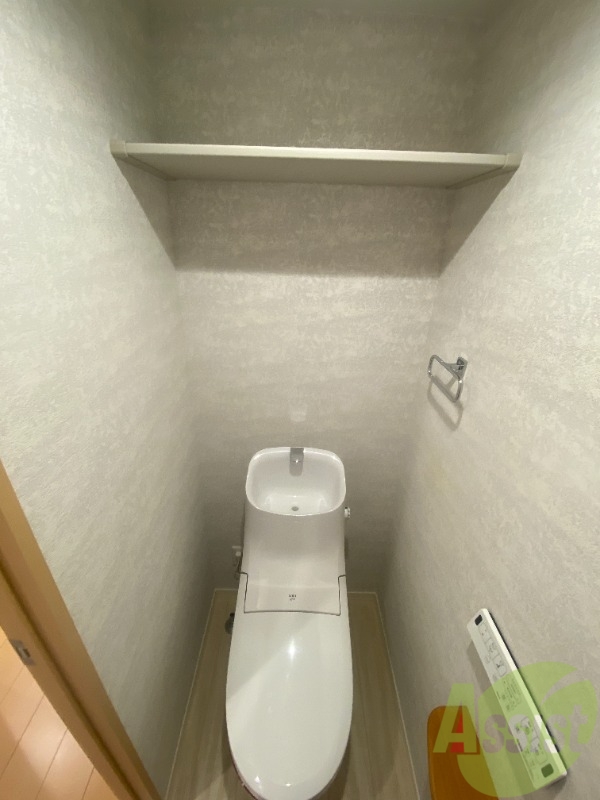 トイレ　トイレは温水洗浄暖房便座で上部には収納スペースも！