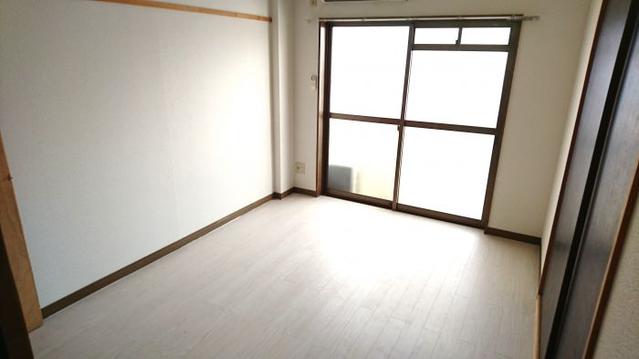 居室・リビング　室内