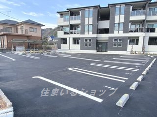 【広島市安佐北区深川のアパートの駐車場】