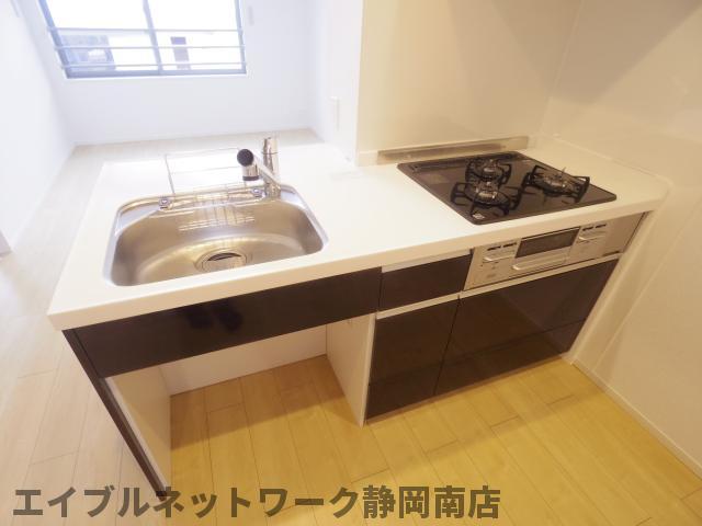 キッチン　コンパクトなキッチンで掃除もラクラク