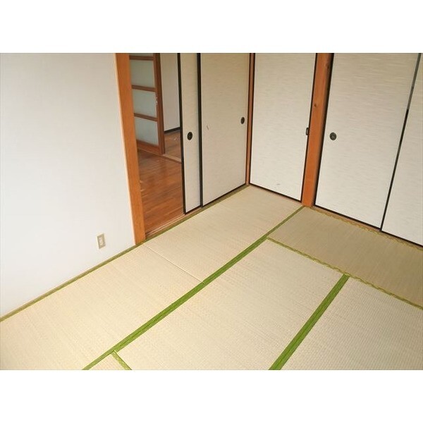 居室・リビング　入居中またはリフォーム中のため、同物件別室写真