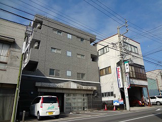 松本市城東のマンションの建物外観