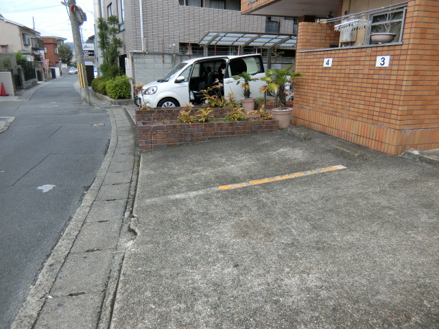 【梅津シティハウスIの駐車場】