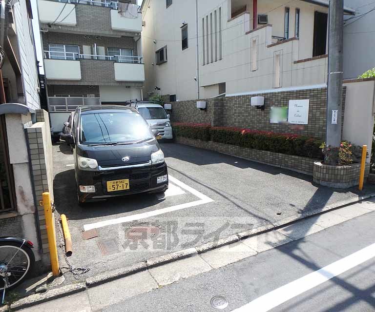 【京都市下京区坊門町のマンションの駐車場】