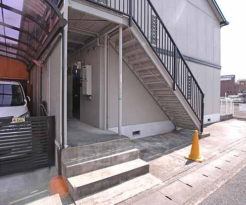 【京都市伏見区竹田西桶ノ井町のアパートのエントランス】