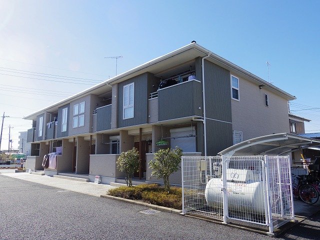 羽生市東のアパートの建物外観