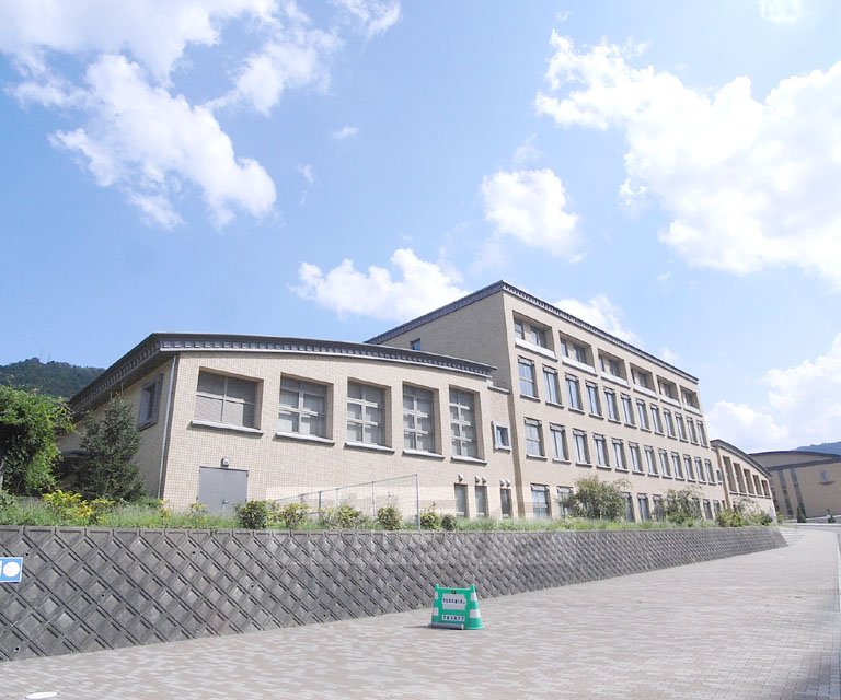 【亀岡市呉服町のアパートの大学・短大】