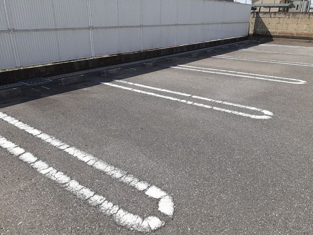 【下野市駅東のマンションの駐車場】