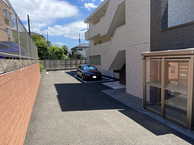 【川崎市麻生区片平のマンションの駐車場】