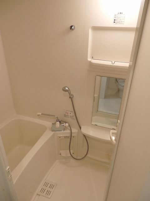 バス・シャワールーム　鏡ある浴室