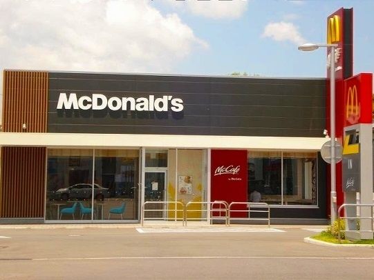 飲食店　マクドナルド東尾道店（飲食店）まで700m