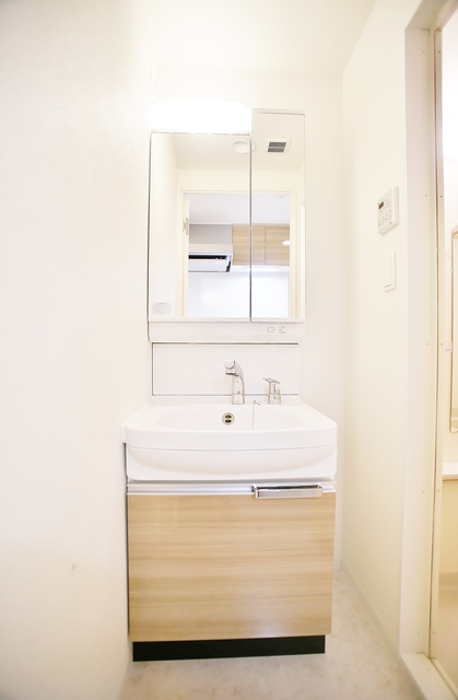 洗面設備　大きな鏡の洗面台