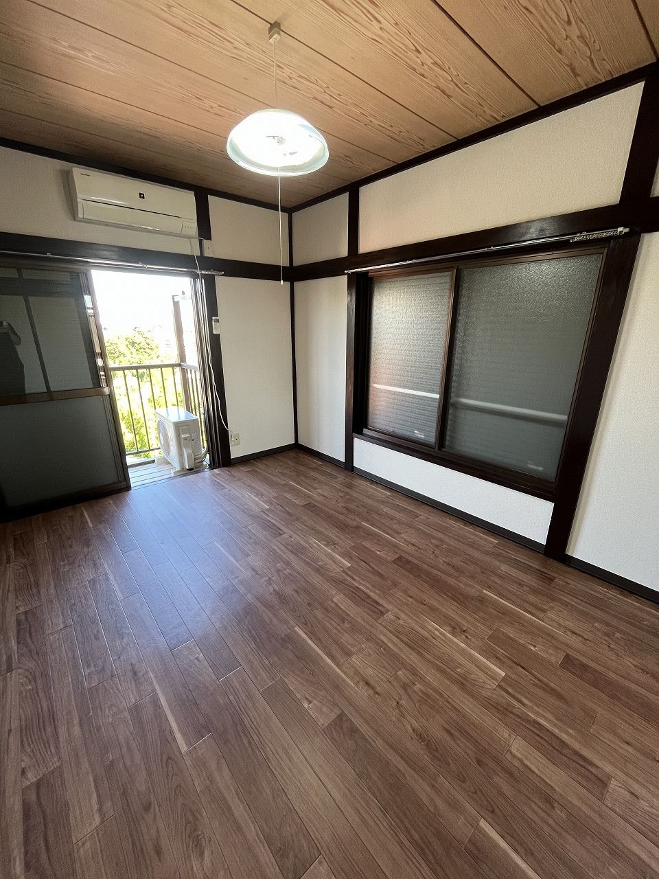 居室・リビング　角部屋・二面採光！壁クロス貼替、床CF貼替済！