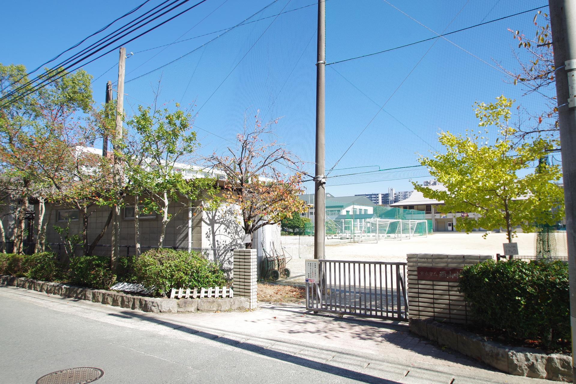 中学校　西山中学校（中学校）まで617m