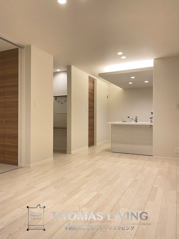 居室・リビング　照明はダウンライトで明るさ調整も可能です。