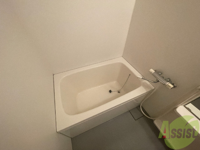 バス・シャワールーム　浴室は広めなのでゆったり落ち着けそうですね。