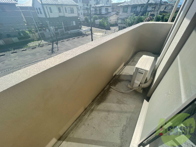 バルコニー　バルコニーは洗濯物を干すのに十分な広さがありますね。