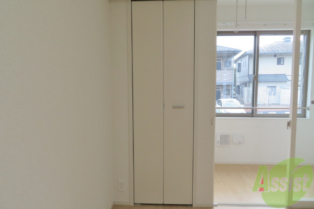 収納　こちらはクローゼットです。奥行きもしっかりあります。