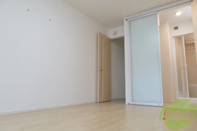 その他部屋・スペース　こちらは寝室です。広々としていて快適に過ごせますよ。