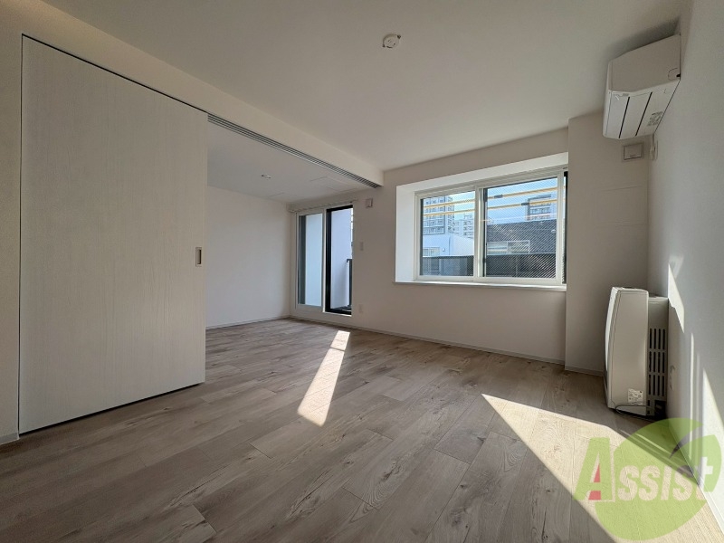 居室・リビング　エアコン付きで快適なリビングになっております！