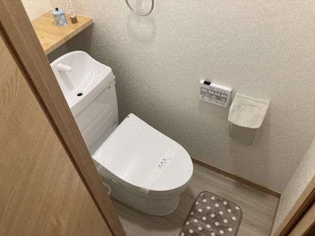 トイレ　ウォシュレット付きの綺麗な印象のトイレです