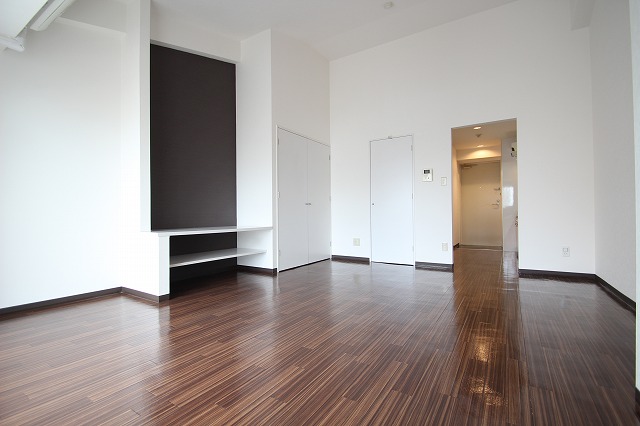 居室・リビング　同物件、別号室のものです。