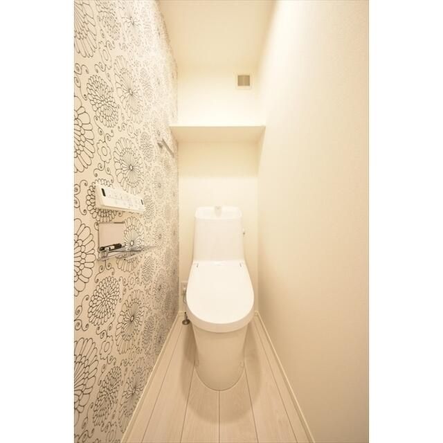 トイレ　落ち着いた色調のトイレです