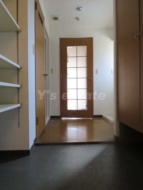 玄関　この写真の反転タイプです。