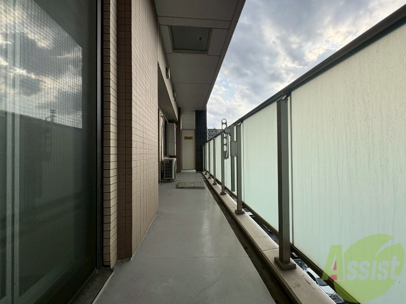 バルコニー　バルコニーは幅があり、広い印象を受けました。