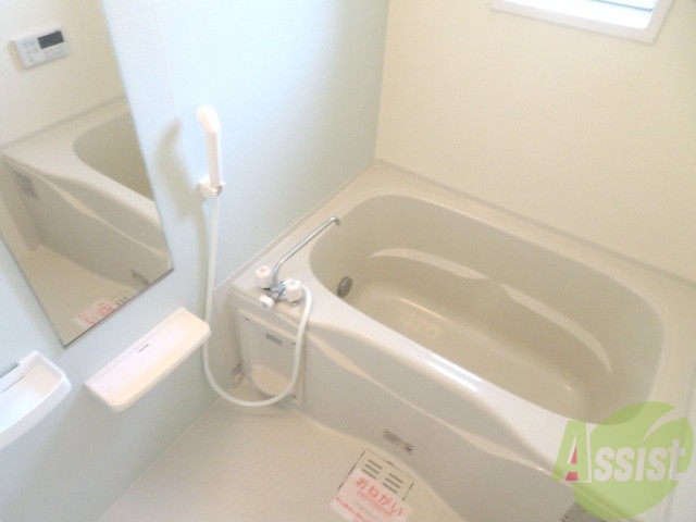 バス・シャワールーム　浴室は広めなのでゆったり落ち着けそうですね。