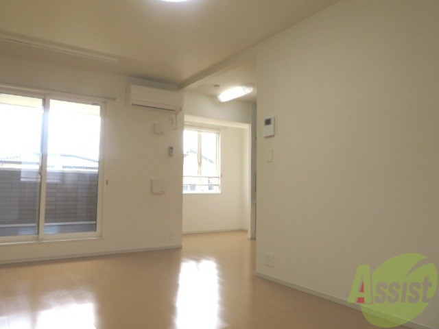 居室・リビング　広くてきれいなＬＤＫが広がっていて居心地が良さそうですね。