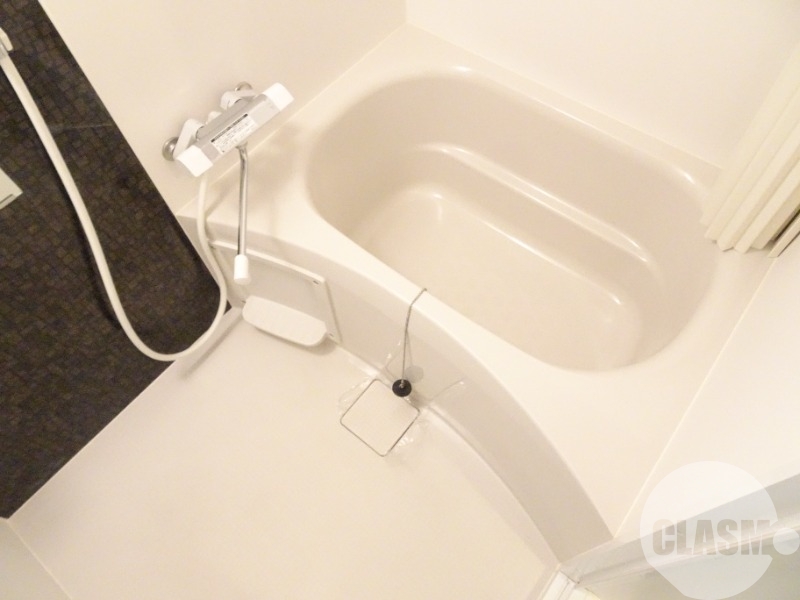 バス・シャワールーム　キレイにリフォームされています♪