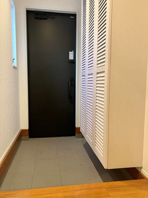 玄関　収納もある玄関です