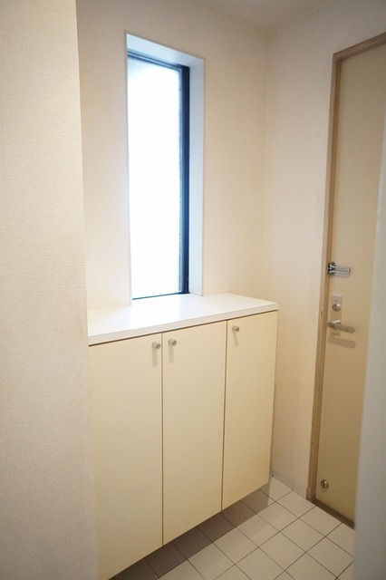 玄関　玄関：光が入るので明るいです♪※前回募集時の写真です