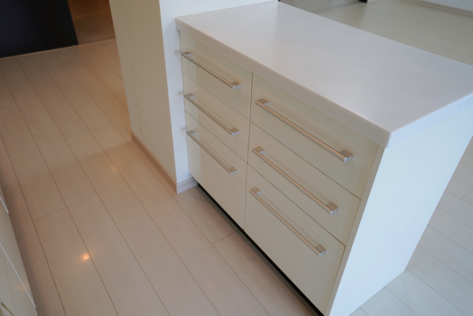 キッチン　キッチンの背にはカウンター兼収納があり配膳の際に便利です