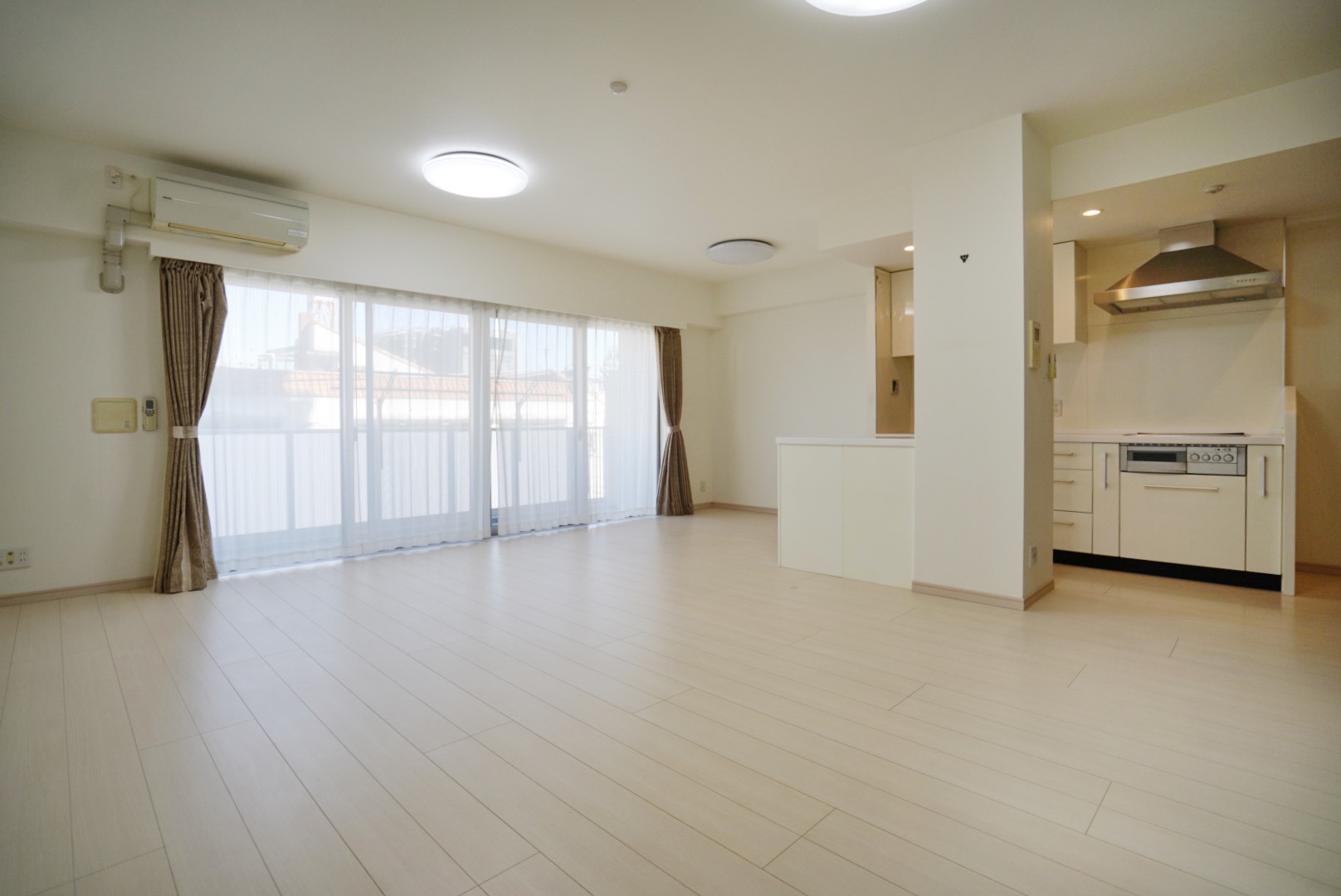 居室・リビング　テレビと大きめのソファを置いてもまだまだ余裕を感じる広さ