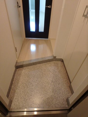 玄関　※別部屋参考写真