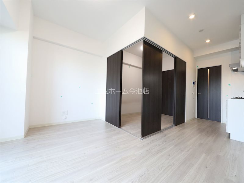 居室・リビング　リビング11.08帖　エアコン完備　バルコニーに面しています