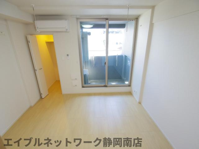 居室・リビング　こちらの居間で趣味の時間をお楽しみください