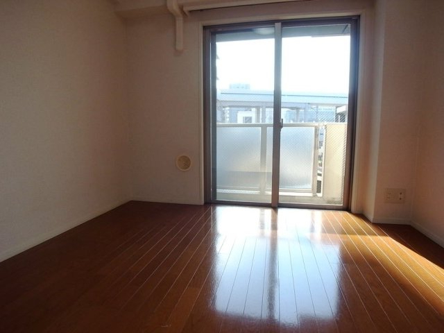 居室・リビング　「落ち着いた色の床材を使用したお部屋です」