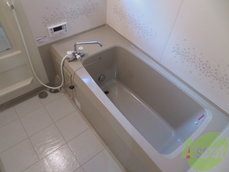 バス・シャワールーム　浴槽も広く、棚もありストレス無く使用出来そうですね。